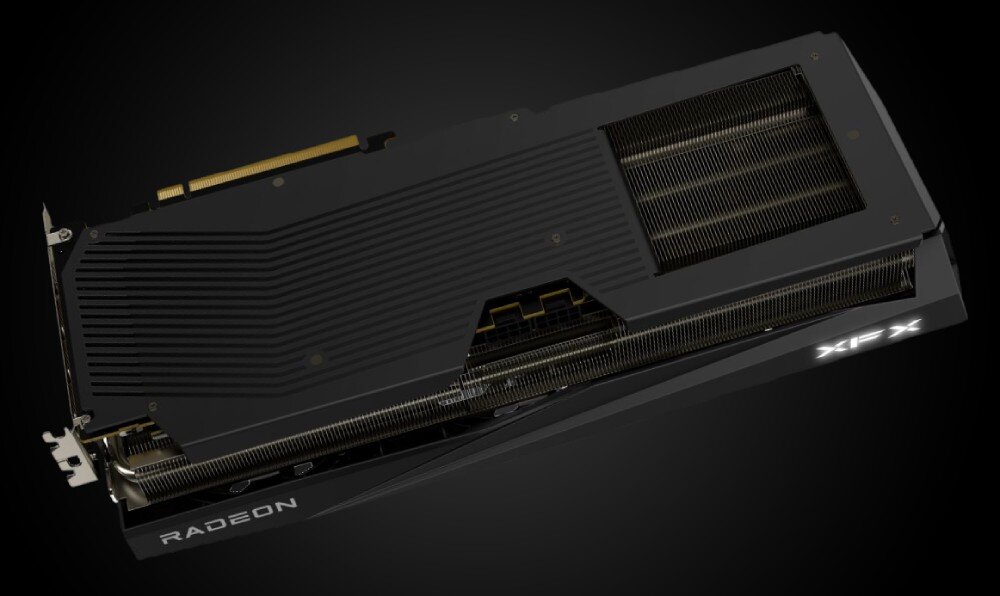 Karta graficzna XFX Quicksilver Radeon RX 9070 XT Magnetic Air Edition 16GB Widok karty graficznej z drugiej strony, skupiony na radiatorze i bocznych elementach chłodzenia z logo producenta, porty
