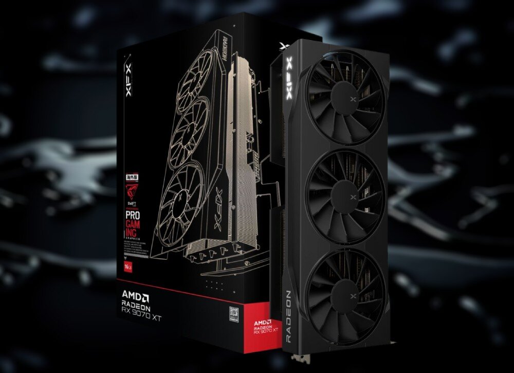 Karta graficzna XFX Swift Radeon RX 9070 XT Triple Fan Gaming Edition 16GB Grafika przedstawiająca pudełko i kartę graficzną XFX z serii RX 9070 XT. Na pudełku widać grafikę karty z trzema wentylatorami i napisy 'PRO GAMING', 'XFX' oraz 'Radeon RX 9070 XT', opis