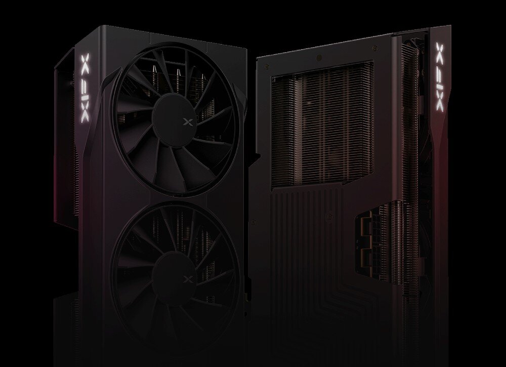 Karta graficzna XFX Swift Radeon RX 9070 XT Triple Fan Gaming Edition 16GB Dwa widoki karty graficznej XFX – z przodu i z tyłu. Po lewej widoczne trzy wentylatory, po prawej radiator z gęsto ułożonymi żeberkami chłodzącymi. Na bokach podświetlane logo 'XFX', parametry, pamięć, procesory strumieniowe, taktowanie