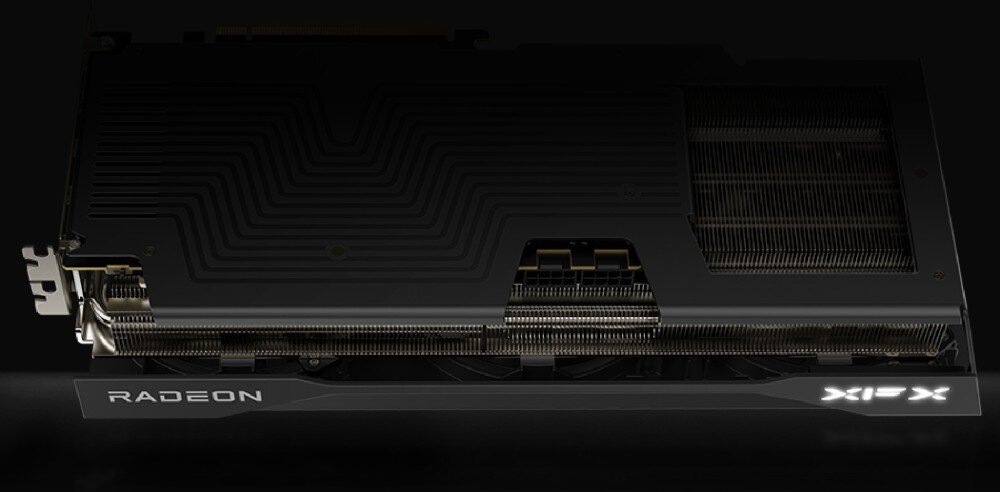 Karta graficzna XFX Swift Radeon RX 9070 XT Triple Fan Gaming Edition 16GB Widok z boku na kartę graficzną XFX. Widoczny radiator, żebra chłodzące oraz podświetlane logo 'RADEON' i 'XFX' na krawędzi, wygląd, styl, obudowa