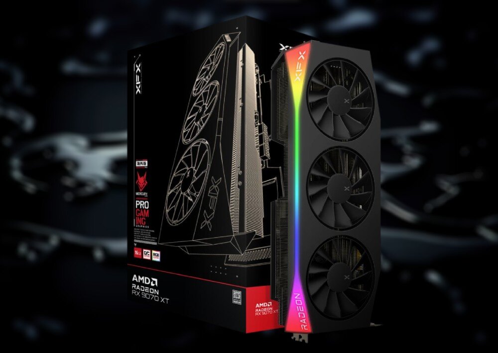 Karta graficzna XFX Mercury Radeon RX 9070 XT OC RGB Gaming Edition 16GB Czarna karta graficzna z trzema wentylatorami i podświetleniem RGB stojąca obok pudełka z grafiką techniczną przedstawiającą ten sam model, opis