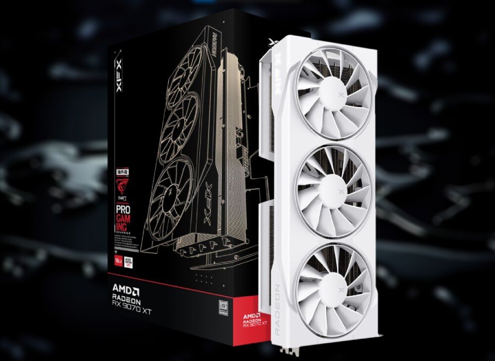Karta graficzna XFX Swift Radeon RX 9070 XT White Triple Fan Gaming Edition 16GB Grafika przedstawiająca pudełko i kartę graficzną XFX z serii RX 9070 XT. Na pudełku widać grafikę karty z trzema wentylatorami i napisy 'PRO GAMING', 'XFX' oraz 'Radeon RX 9070 XT', opis