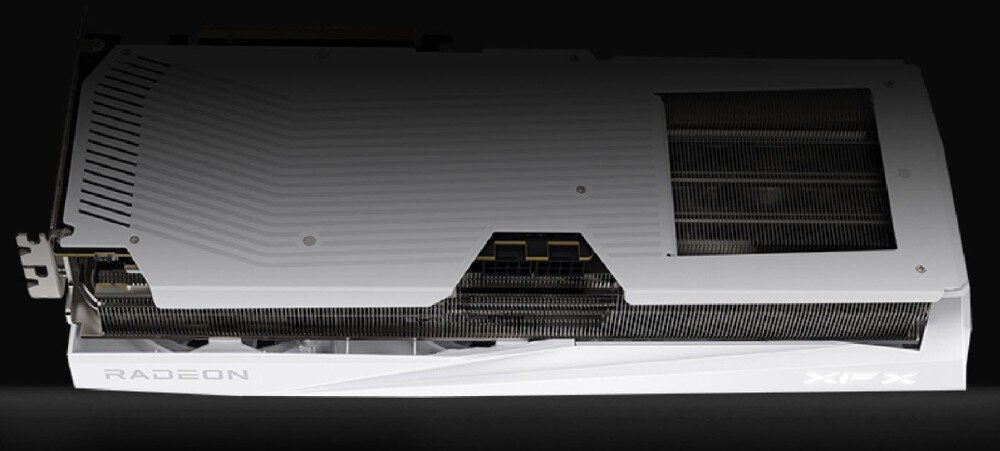 Karta graficzna XFX Swift Radeon RX 9070 XT White Triple Fan Gaming Edition 16GB Widok z boku na kartę graficzną XFX. Widoczny radiator, żebra chłodzące oraz podświetlane logo 'RADEON' i 'XFX' na krawędzi, wygląd, styl, obudowa