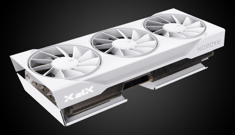 Karta graficzna XFX Swift Radeon RX 9070 XT White Triple Fan Gaming Edition 16GB Perspektywa ukośna na kartę graficzną XFX. Widoczne trzy wentylatory, radiator oraz podświetlane logotypy 'XFX' i 'RADEON', interfejs, porty, wyjścia