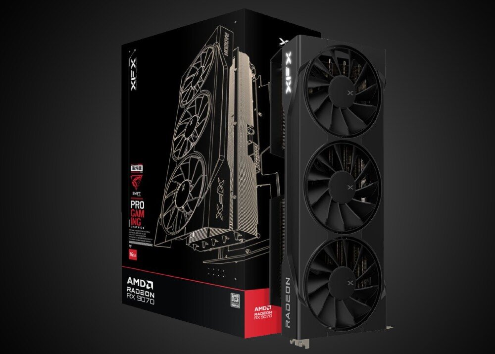 Karta graficzna XFX Swift Radeon RX 9070 OC Triple Fan Gaming Edition Obraz przedstawia kartonowe opakowanie karty graficznej z rysunkiem modelu z trzema wentylatorami. Obok stoi sama karta, pionowo ustawiona, widoczne są trzy duże wentylatory chłodzące na czarnej obudowie z białym logo 'XFX', opis