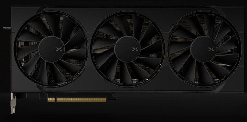 Karta graficzna XFX Swift Radeon RX 9070 OC Triple Fan Gaming Edition Widok frontowy karty graficznej z trzema dużymi wentylatorami umieszczonymi poziomo. Karta leży na płaskiej powierzchni, widoczne są również złącza i część laminatu, chłodzenie, wentylatory, radiator, rurki ciepłe, łożyska