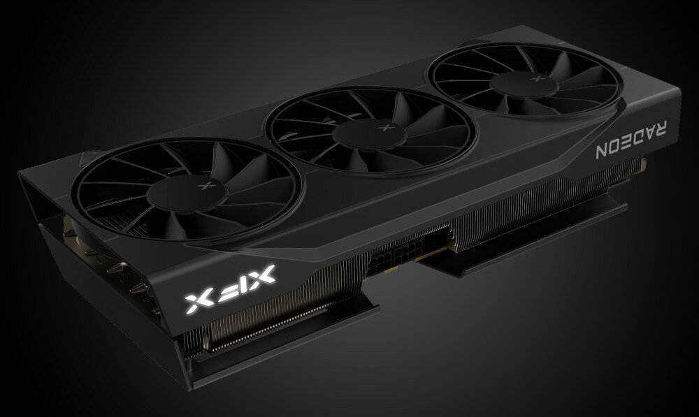 Karta graficzna XFX Swift Radeon RX 9070 OC Triple Fan Gaming Edition Perspektywiczne ujęcie karty graficznej leżącej na boku. Trzy wentylatory są dobrze widoczne, a na bokach obudowy znajdują się świecące napisy 'RADEON' i 'XFX', wygląd, styl, podświetlenie