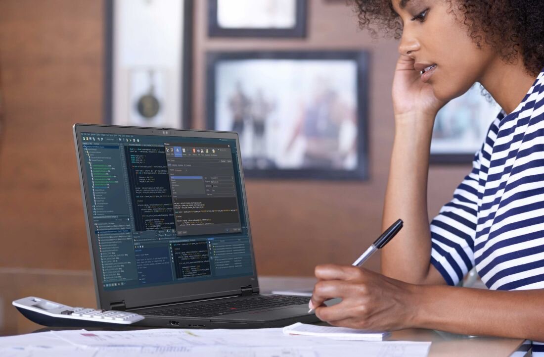 Laptop LENOVO ThinkPad P16v otwarty na biurku – mobilna stacja robocza do pracy biurowej i projektowej