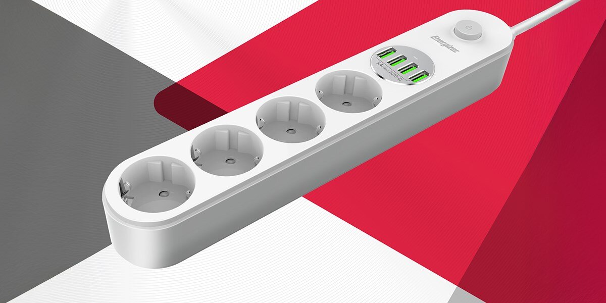 Listwa ENERGIZER EPB2500W00EU (2 m) biały Listwa zasilająca Energizer z trzema gniazdami typu F (Schuko) i pięcioma portami USB do ładowania (ze świecącymi się na zielono diodami) oraz przyciskiem włącznika. Obok leży wtyczka europejska (Schuko). Tło graficzne w kolorach czerwonym, białym i szarym