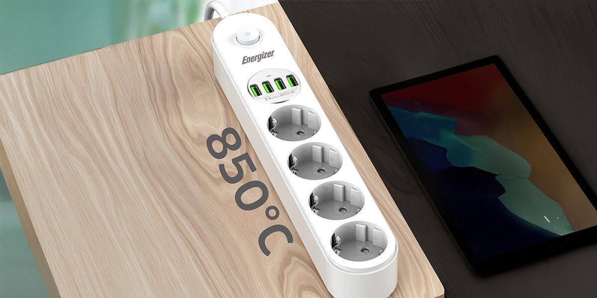 Listwa ENERGIZER EPB2500W00EU (2 m) biały Dwie listwy zasilające Energizer z trzema gniazdami i pięcioma portami USB ułożone skośnie na ciemnym, matowym tle. Zdjęcie ma na celu pokazanie dwóch urządzeń jednocześnie lub różnych perspektyw