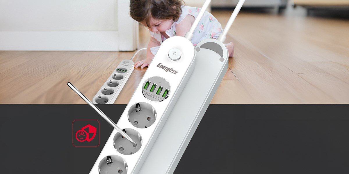 Listwa ENERGIZER EPB2500W00EU (2 m) biały istwa zasilająca z trzema gniazdami, w których widać zabezpieczenie przed dziećmi (zaślepkę). W prawym dolnym rogu znajduje się ujęcie szczęśliwego niemowlęcia, a w lewym górnym rogu ikona tarczy, co podkreśla funkcję zabezpieczenia