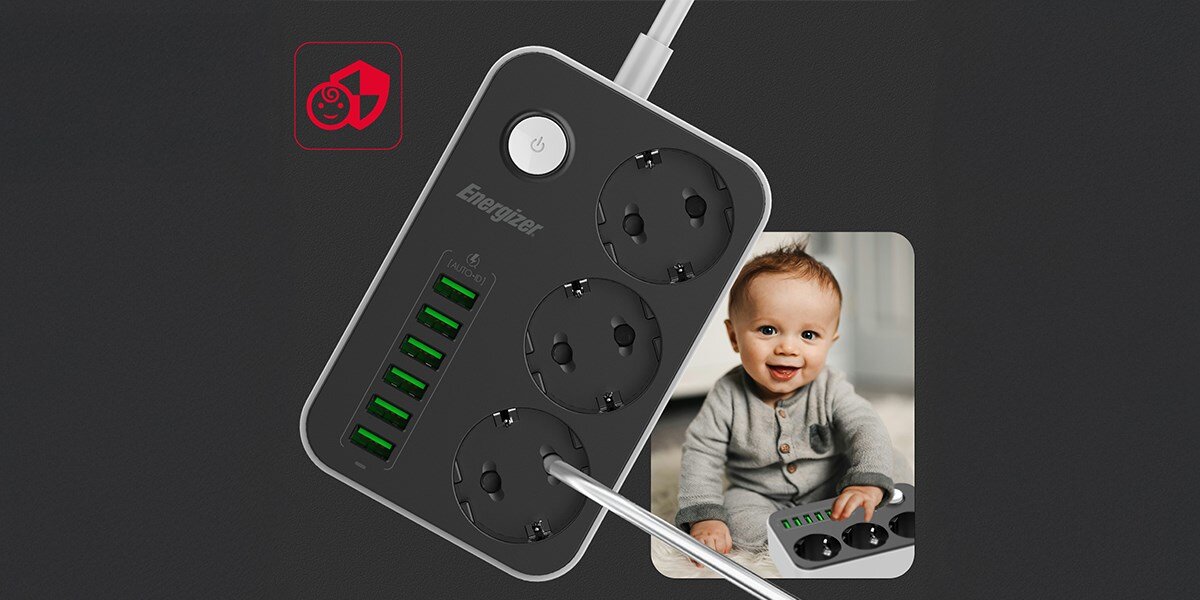 Listwa ENERGIZER EPB2500W01EU (2 m) Czarno-biały istwa zasilająca z trzema gniazdami, w których widać zabezpieczenie przed dziećmi (zaślepkę). W prawym dolnym rogu znajduje się ujęcie szczęśliwego niemowlęcia, a w lewym górnym rogu ikona tarczy, co podkreśla funkcję zabezpieczenia