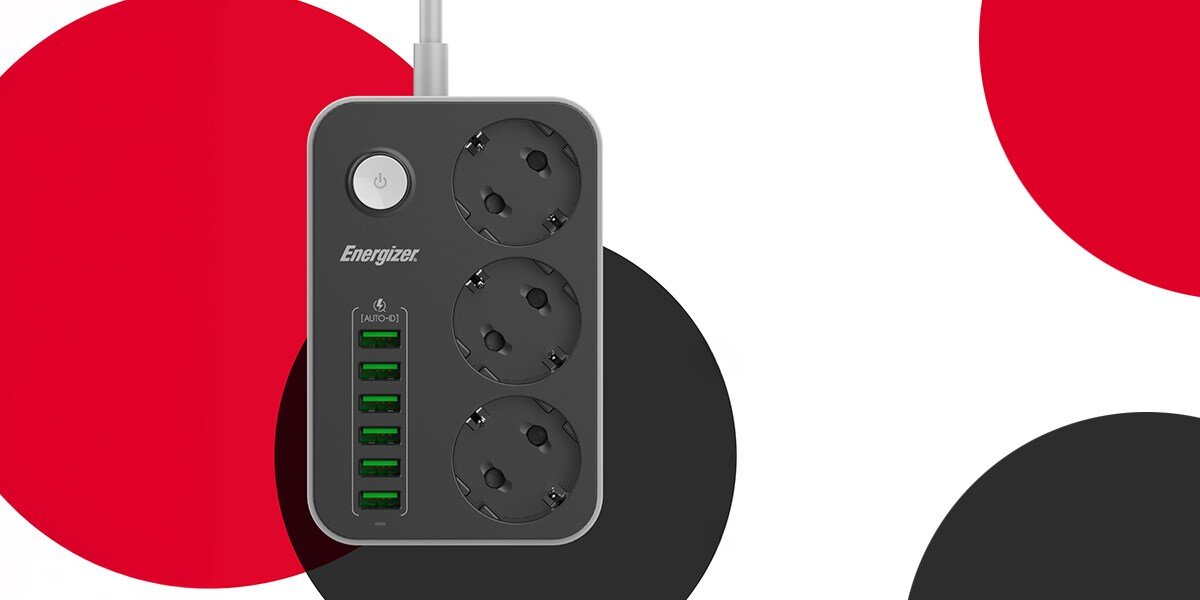 Listwa ENERGIZER EPB2500W01EU (2 m) Czarno-biały Pionowe ujęcie listwy zasilającej Energizer na nowoczesnym, geometrycznym tle w kolorach czerwonym, białym i czarnym. Widoczne są trzy gniazda typu F, pięć portów USB i przycisk włącznika