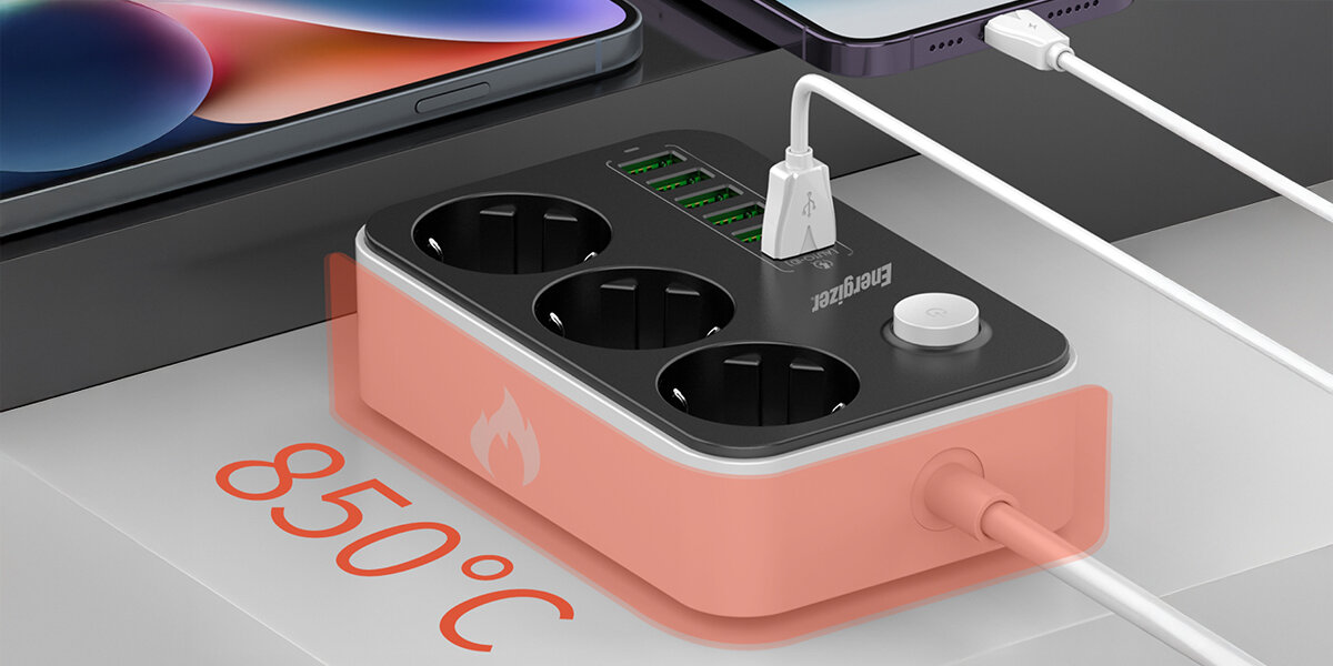 Listwa ENERGIZER EPB2500W01EU (2 m) Czarno-biały Listwa zasilająca Energizer z podłączonymi kablami ładującymi smartfony (iPhone’y). Pod spodem graficznie podświetlony jest dół listwy i widoczny duży napis '850°C', co wskazuje na ognioodporność obudowy