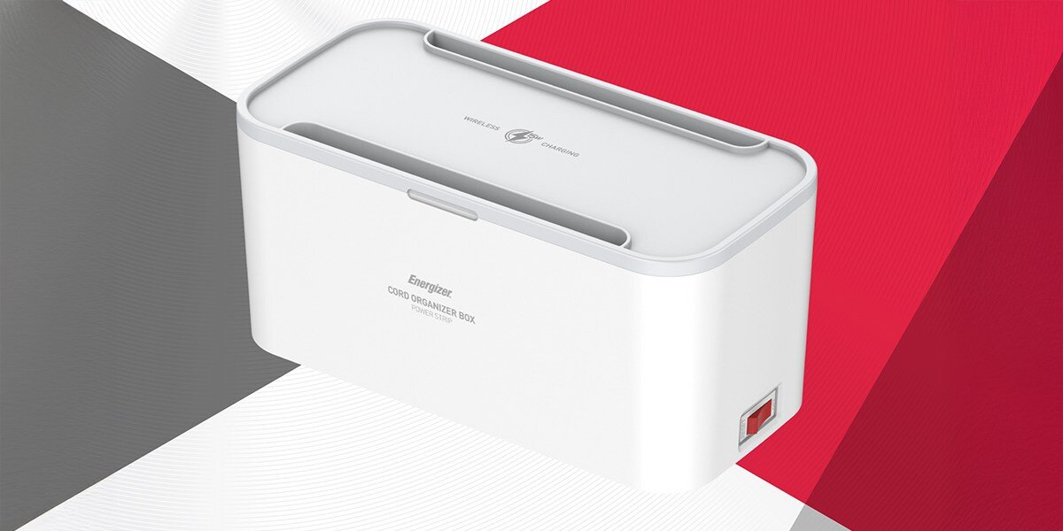 Listwa antyprzepięciowa ENERGIZER EPB2500W03EU (2 m) Biały Biały pojemnik Energizer Cord Organizer Box z ładowaniem bezprzewodowym na pokrywie oraz czerwonym włącznikiem z boku. Tło graficzne w czerwonym, białym i szarym kolorze