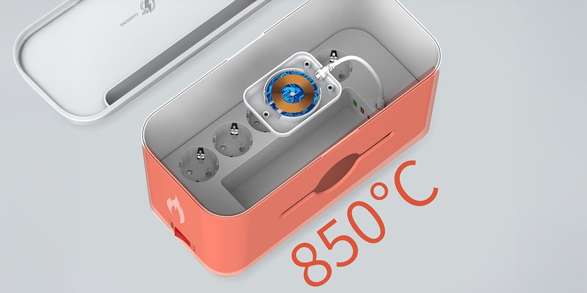 Listwa antyprzepięciowa ENERGIZER EPB2500W03EU (2 m) Biały Wnętrze pojemnika Energizer (w pomarańczowej obudowie) pokazujące listwę zasilającą z modułem ładowania bezprzewodowego oraz duży napis '850°C', wskazujący na ognioodporny materiał