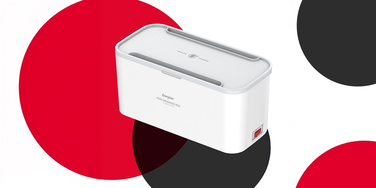 Listwa antyprzepięciowa ENERGIZER EPB2500W03EU (2 m) Biały Biały pojemnik Energizer Cord Organizer Box na tle w czerwonym, białym i czarnym kolorze, z wyraźnym oznaczeniem Wireless Charging