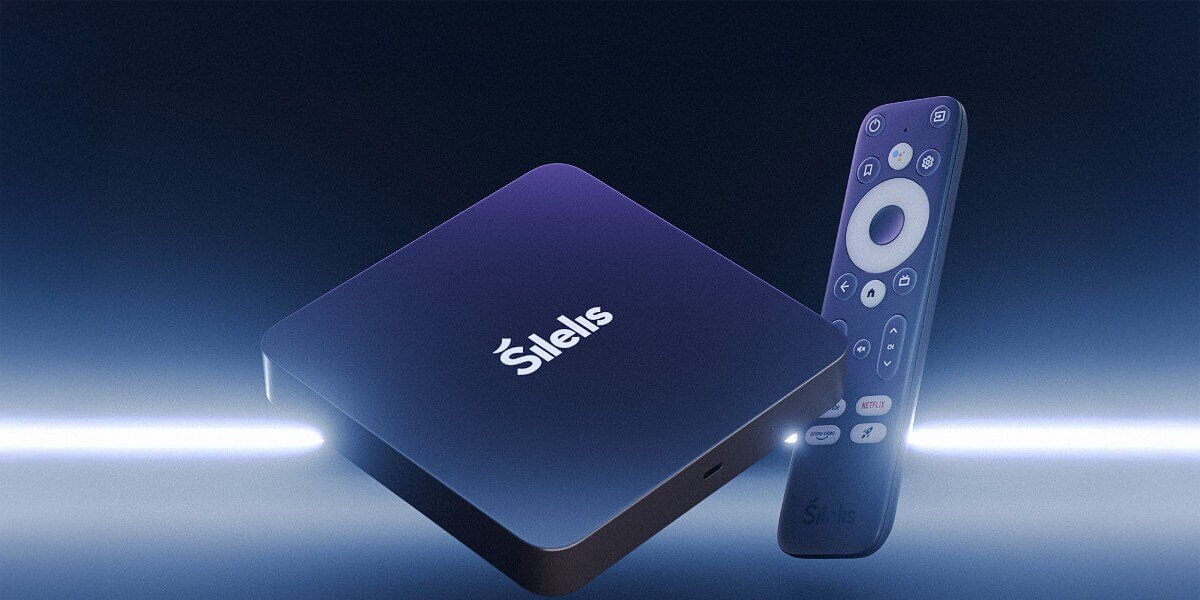 Odtwarzacz multimedialny 4K SILELIS T-3 Android TV Box kompaktowy z płynnym działaniem, odtwarzacz z pilotem na niebiesko białym tle