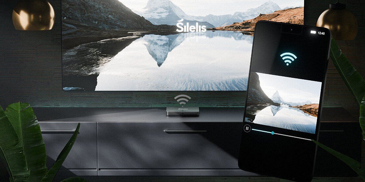 Odtwarzacz SILELIS T-3 Android TV Box Wi-Fi 2,4/5GHz Bluetooth 5.0 Chromecast AirPlay Miracast, odtwarzacz stojący na komodzie pod zawieszonym telewizorem, smartfon transmitujący obraz na telewizor z logiem Wi-Fi