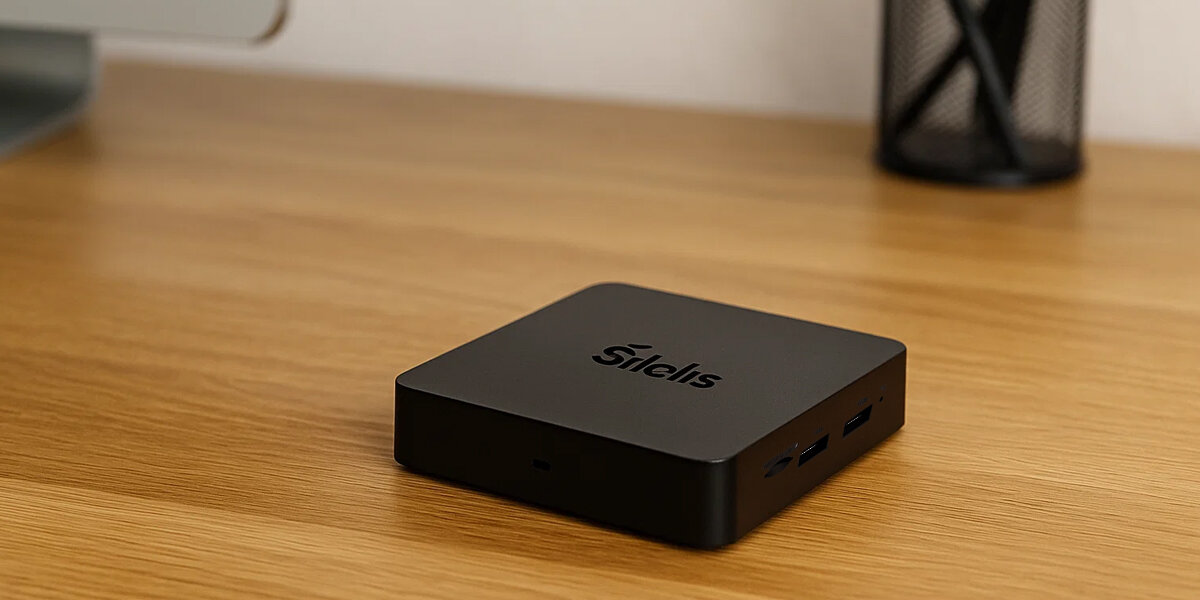 Odtwarzacz multimedialny SILELIS T-3 HDMI 2.1 USB 2.0 Ethernet wejście optyczne microSD, odtwarzacz stojący na drewnianym blacie