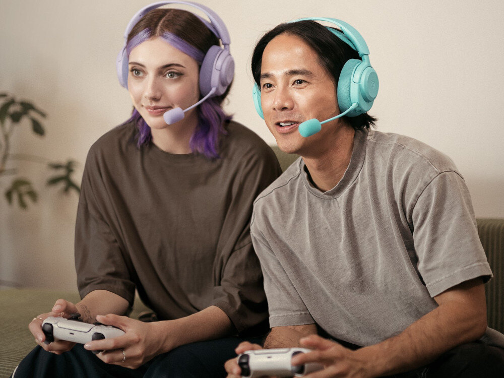 Słuchawki STEELSERIES Arctis Nova 3P - Lekka i mocna konstrukcja, osoby trzymające kontrolery w dłoni z założonymi słuchawkami