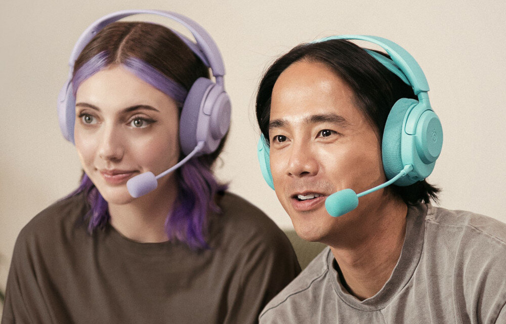 Słuchawki STEELSERIES Arctis Nova 3X - Lekka i mocna konstrukcja, osoby z założonymi słuchawkami gamingowymi z mikrofonem