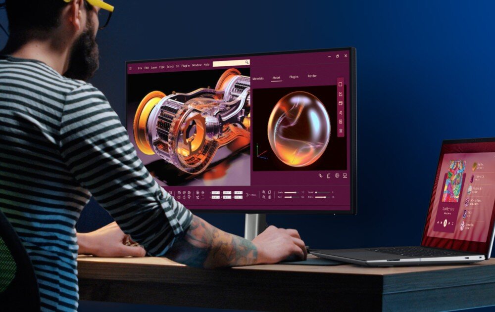 Monitor DELL UltraSharp U2725QE Mężczyzna w okularach i pasiastej bluzce siedzący tyłem do obiektywu, pracujący przy biurku z dużym monitorem wyświetlającym model 3D silnika i kulistą grafikę, obok stoi mniejszy laptop, regulacja, ergonomia, montaż VESA