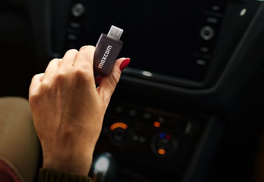 Adapter MAXCOM MC02 WAVE Bezprzewodowy CarPlay Android Auto - platanina kabli, bezprzewodowa lacznosc