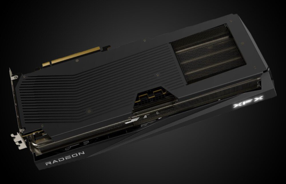 Karta graficzna XFX Quicksilver Radeon RX 9070 XT Gaming Edition 16GB Widok od spodu na kartę graficzną, eksponujący tylną płytkę chłodzenia i strukturę radiatora, pamięć, przepustowość, wyjścia