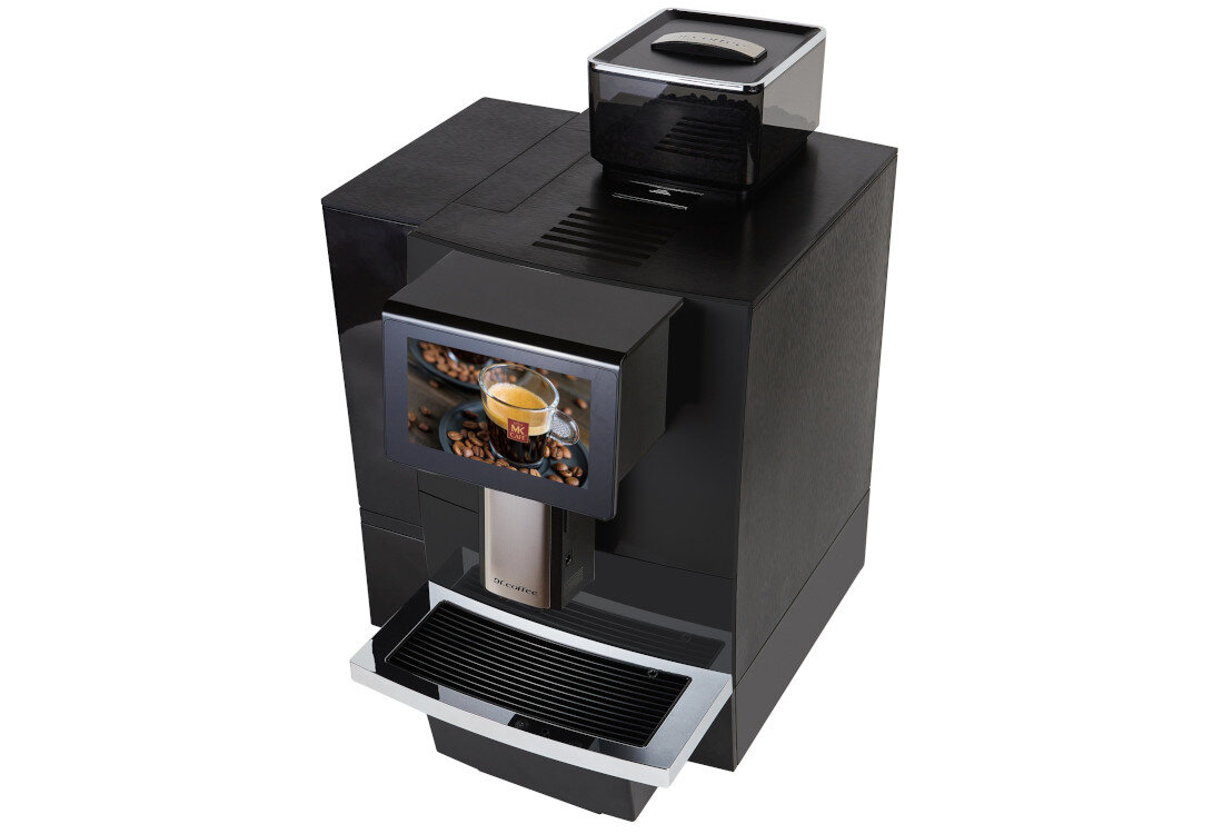 Ekspres DR.COFFEE F11 Big Profesjonalny zdjęcie lifestyle Wygoda na co dzień 32 rodzaje napojów do 100 napojów dziennie Ciśnienie 19 bar i moc 1500 W zasilanie masa poziom hałasu