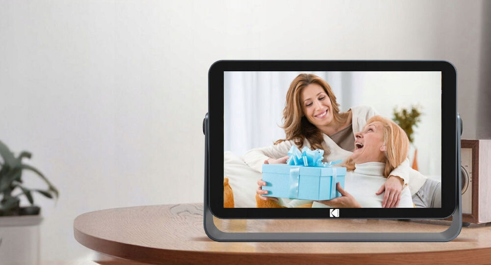 Ramka cyfrowa KODAK SB9782 Czarny prezentacja ramki ze zdjęciem na tle pokoju