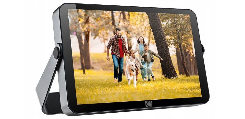 Ramka cyfrowa KODAK SB9782 Czarny prezentacja ramki od przodu pod kątem na białym tle grubość obudowy różne wnętrza dotykowy ekran wygodna obsługa eleganckie wykończenie wbudowana nóżka stabilne ustawienie specjalny stojak obrót ekranu 360 stopni
