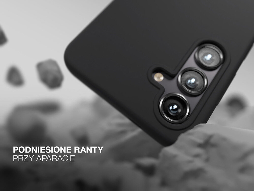 Czarne etui na telefon z trzema widocznymi obiektywami aparatu i podniesionymi rantami. Tekst na obrazie: \'PODNIESIONE RANTY PRZY APARACIE\'.