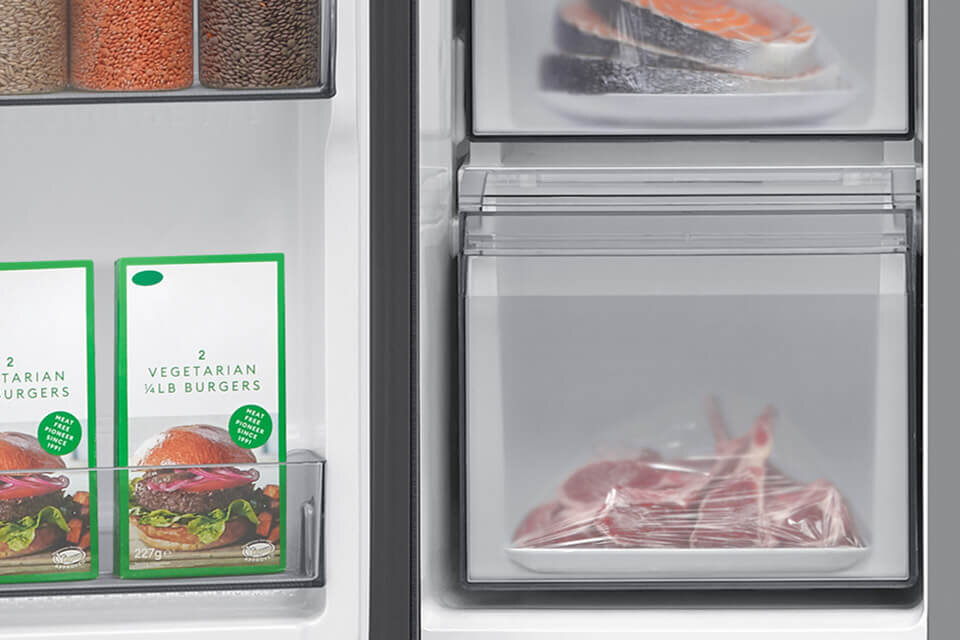 Wnętrze lodówki z widocznymi produktami spożywczymi, w tym opakowaniami z napisem \'2 VEGETARIAN 1/4LB BURGERS\'.