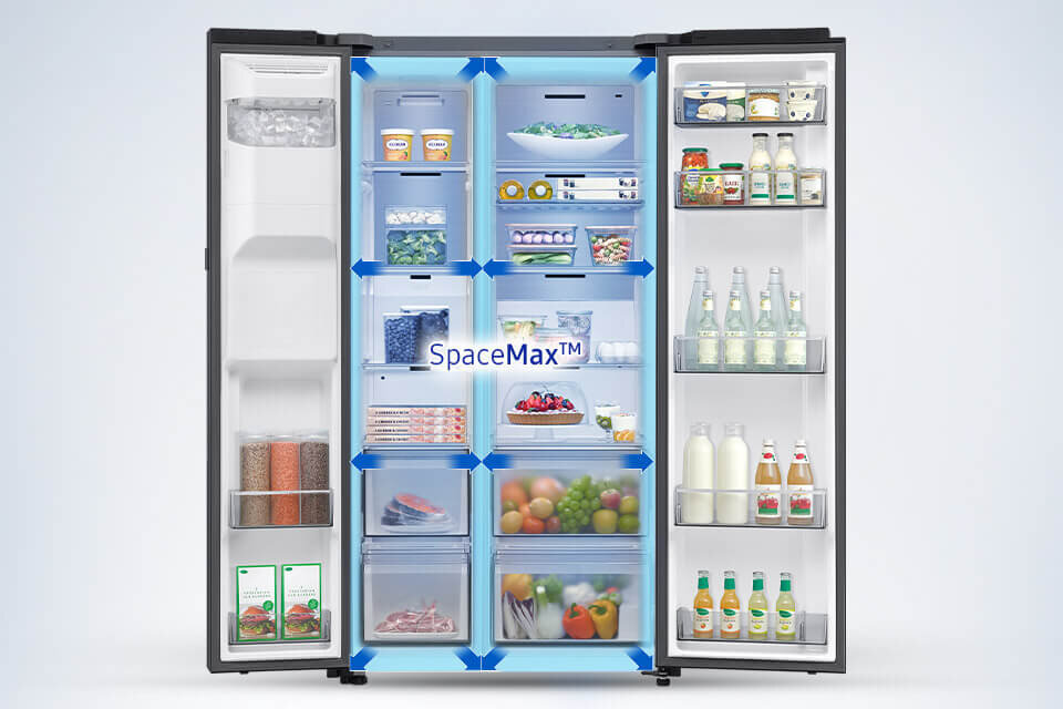 więcej miejsca w lodówce Samsung rs80f66kbfeo dzięki wysokowydajnej izolacji Otwarta lodówka z widocznymi półkami wypełnionymi różnorodnymi produktami spożywczymi, takimi jak owoce, warzywa, napoje i nabiał. Na jednej z półek widoczny jest napis \'SpaceMax™\'.