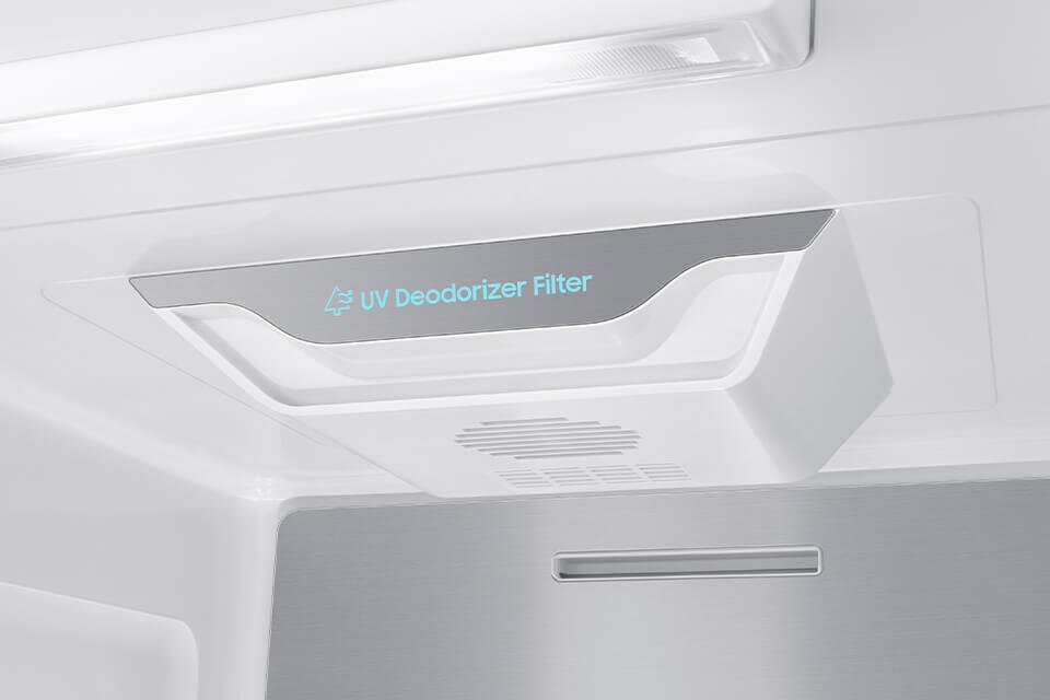 Wnętrze lodówki z widocznym filtrem oznaczonym napisem \'UV Deodorizer Filter\'.