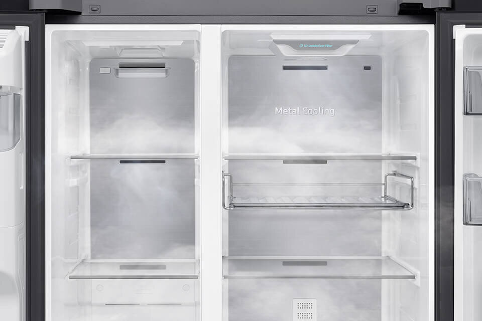 Wnętrze lodówki z dwoma komorami, wyposażone w szklane półki i metalowe wykończenia. Na tylnej ściance widoczny jest napis \'Metal Cooling\'.