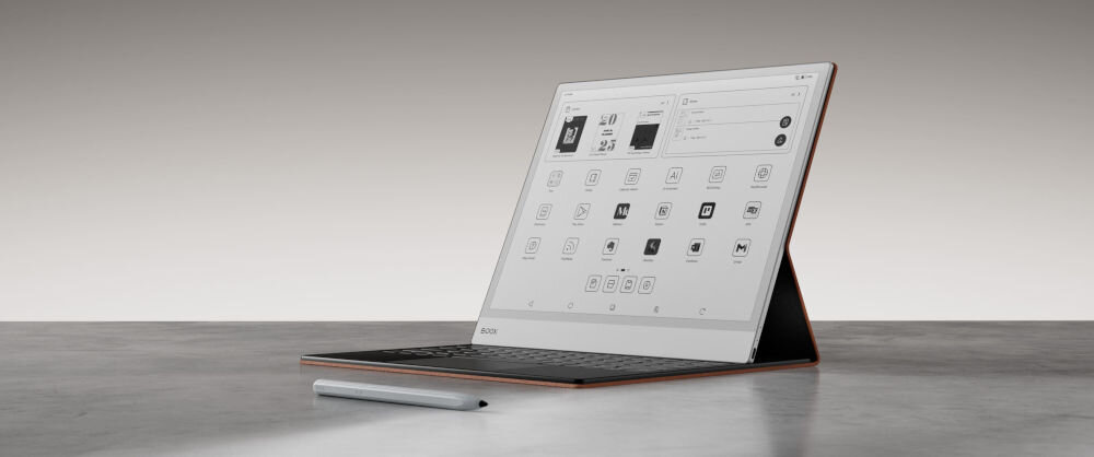 Czytnik e-booków ONYX Boox Note Max 13.3 cala, Wi-Fi Szary prezentacja urządzenia od przodu pod kątem z rysikiem i podłączoną klawiaturą szare tło kamienny blat