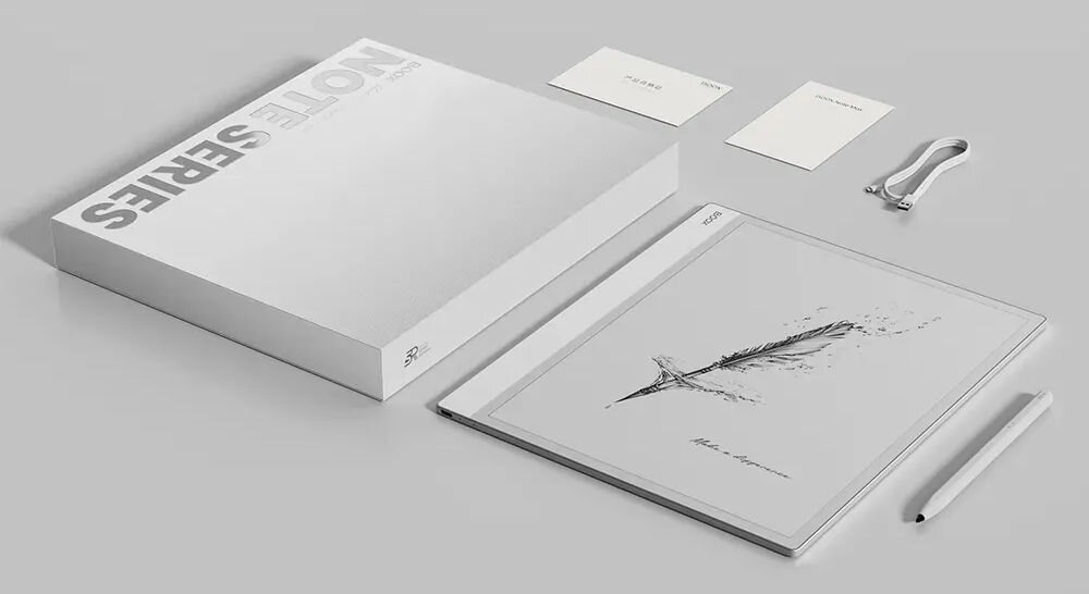 Czytnik e-booków ONYX Boox Note Max 13.3 cala, Wi-Fi Szary prezentacja urządzenia pudełka oraz akcesoriów na szarym tle bateria pojemność system zarządzania energią wiele dni użytkowania regularne aktualizacje poprawa wydajności funkcjonalność