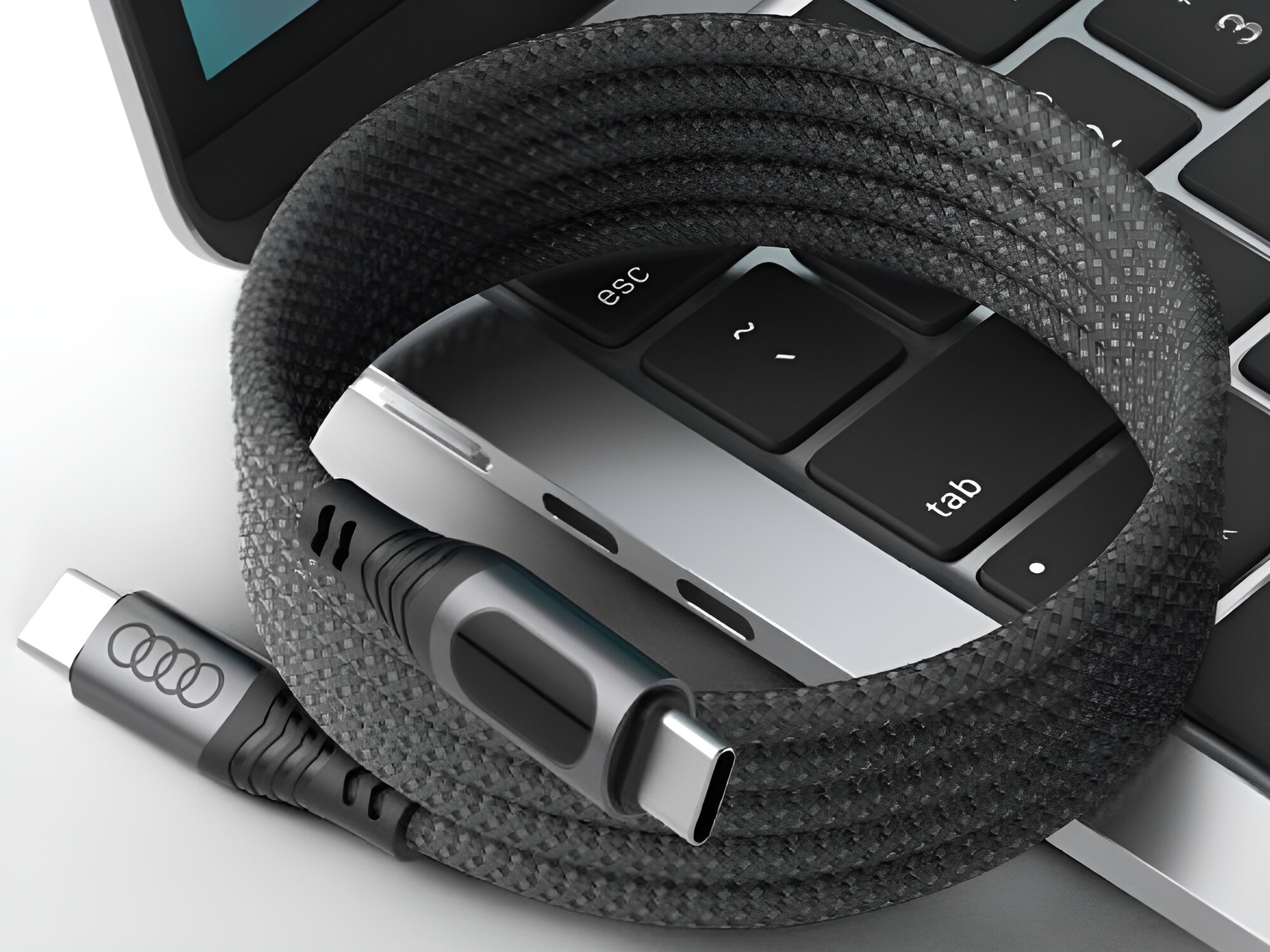 Kabel USB-C-USB-C AUDI 2.0 Charge & Sync
            kabel zwinięty na laptopie wyświetlacz lcd ładowanie 60W przesyłanie danych 480mbps