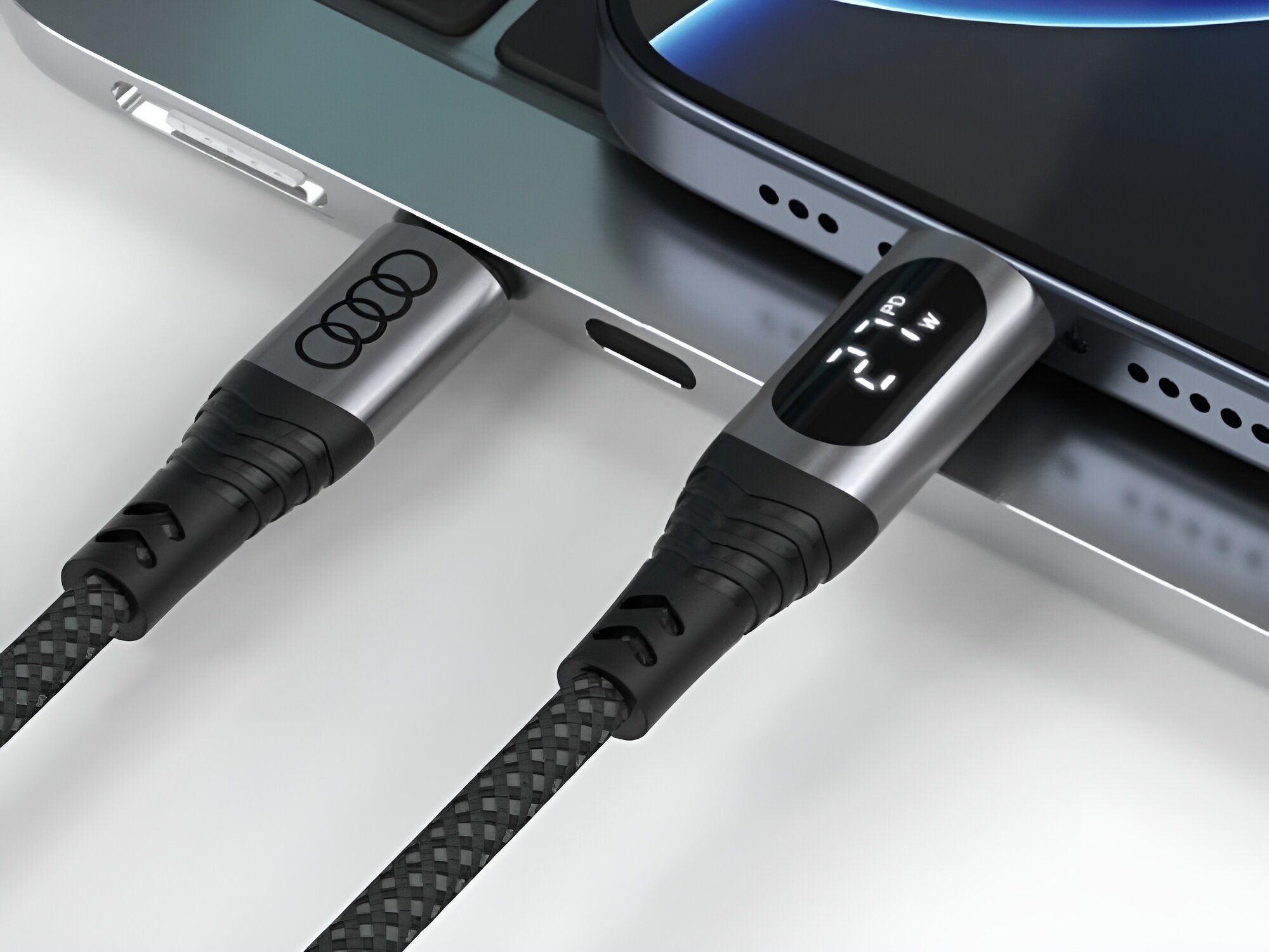 Kabel USB-C-USB-C AUDI 2.0 Charge & Sync
            kabel podłączony do laptopa i telefonu konstrukcja aluminium plastik nylonowy oplot magnetyczna struktura