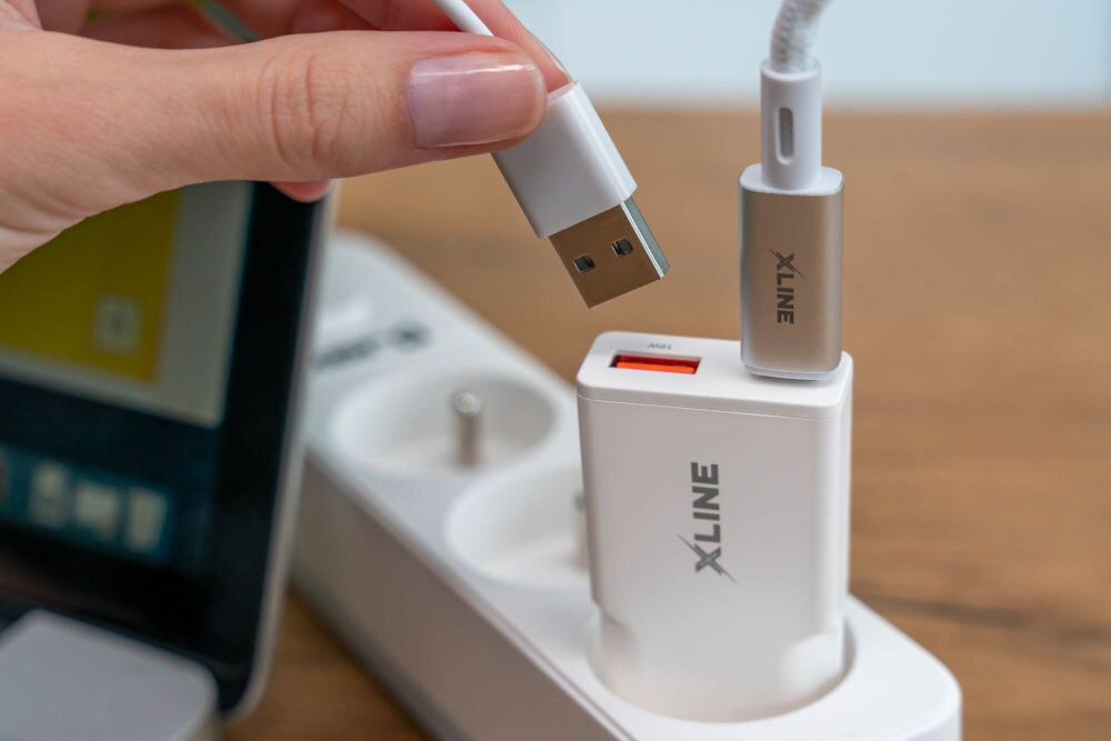 Ładowarka sieciowa XLINE WCF200 20W GAN podłączenie telefonu port USB-C moc do 20 W funkcja PPS nateżęnie napięcie