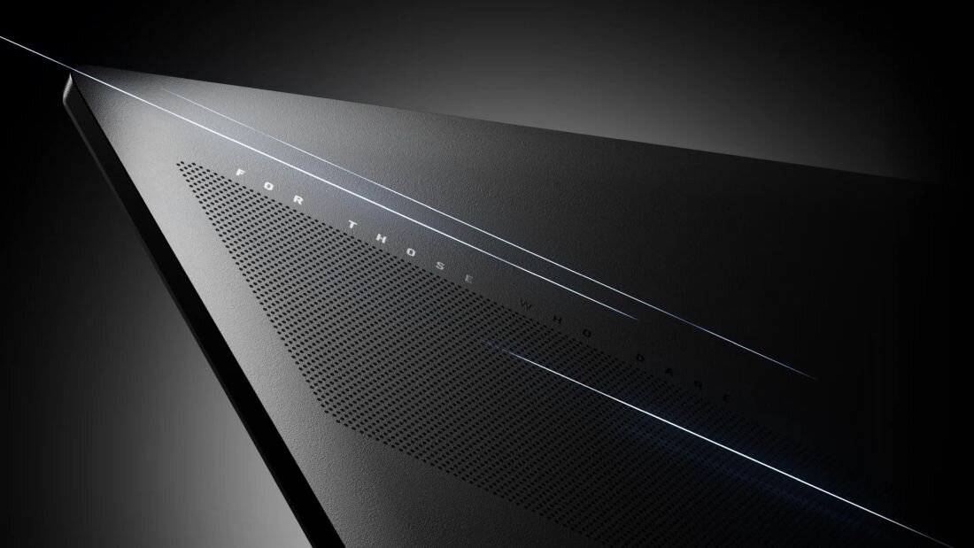 Laptop ASUS ROG Strix SCAR 16 - Tył laptopa ROG Strix SCAR 16 z promieniami światła przenikającymi przez obudowę, tworząc efektowne refleksy. Tryb Stealth