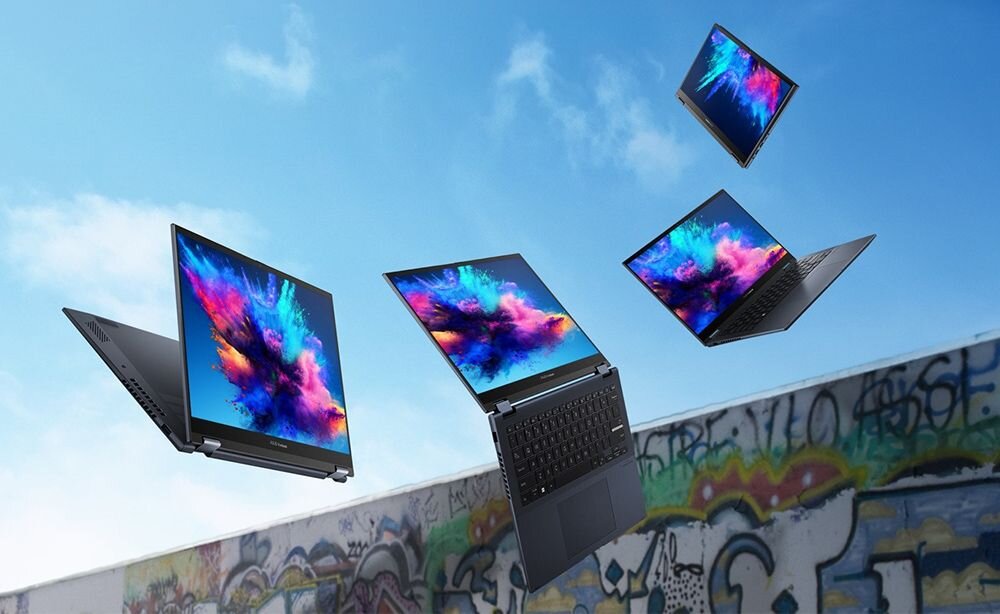 Cztery laptopy ASUS VivoBook S 14 Flip unoszące się w powietrzu w różnych trybach – laptop, namiot, tablet – dzięki zawiasowi 360°, na tle błękitnego nieba i miejskiego graffiti. - zawias 360°