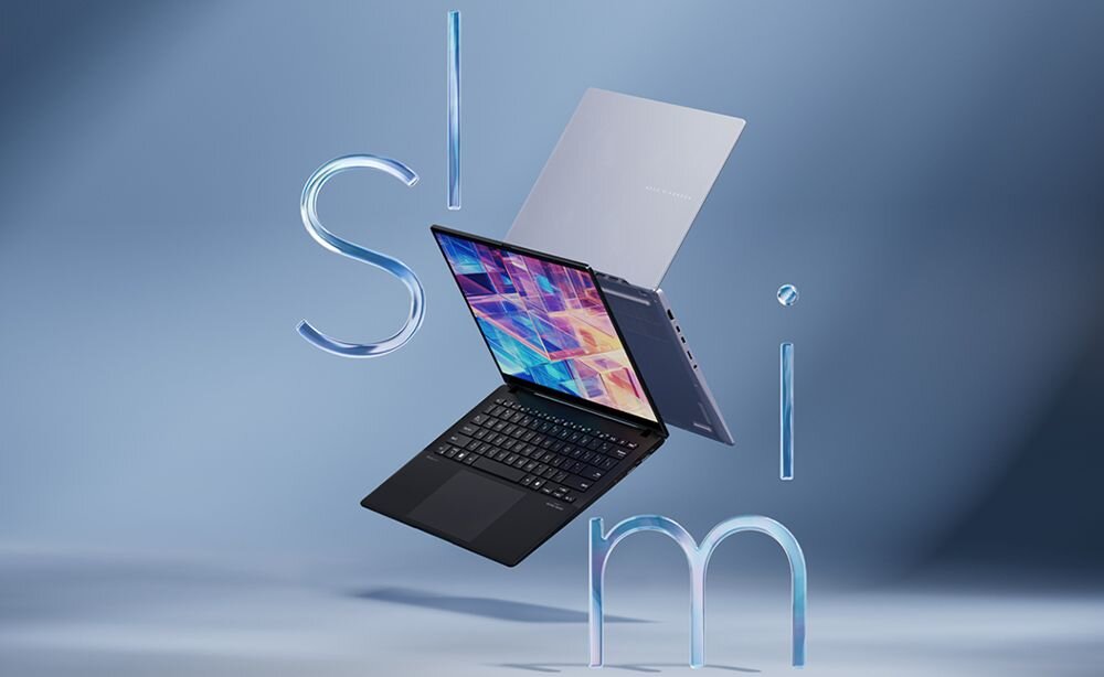 Laptop ASUS VivoBook S 14 unoszący się w powietrzu na tle niebiesko-szarego gradientu, otoczony przezroczystymi, trzywymiarowymi literami SLIM w kolorze białym i niebieskim; na ekranie wyświetlona kolorowa, abstrakcyjna grafika z geometrycznymi wzorami w odcieniach fioletu, różu i niebieskiego, podkreślająca smukły design i nowoczesność urządzenia.