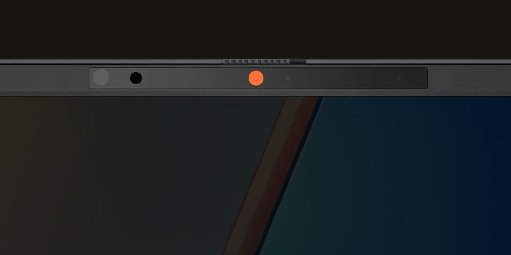 Zbliżenie na górną ramkę ekranu laptopa ASUS VivoBook S 14 z fizyczną przesłoną kamery internetowej – pomarańczowy suwak blokuje obiektyw, symbolizując ochronę prywatności użytkownika. - zasłona kamery internetowej