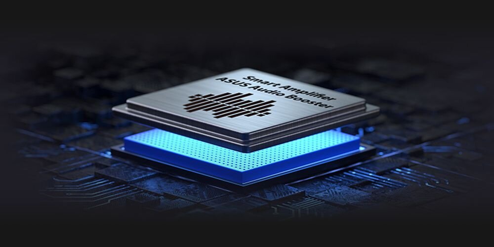 Procesor z grawerem „Smart Amplifier ASUS Audio Booster” umieszczony na podświetlonej na niebiesko płytce drukowanej, symbolizujący technologię wzmacniającą dźwięk i zwiększającą jego głośność w laptopie. - Audio Booster