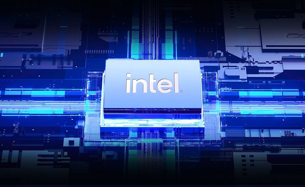 Procesor Intel umieszczony centralnie na futurystycznej płycie głównej, otoczony intensywnym niebieskim i zielonym podświetleniem oraz złożoną siecią elektronicznych ścieżek na ciemnym tle; napis intel podświetlony jasnym światłem, dynamiczne linie symbolizujące wysoką wydajność obliczeniową i zaawansowane technologie. - Intel Core RAM LPDDR5X SSD PCIe NVMe 4.0