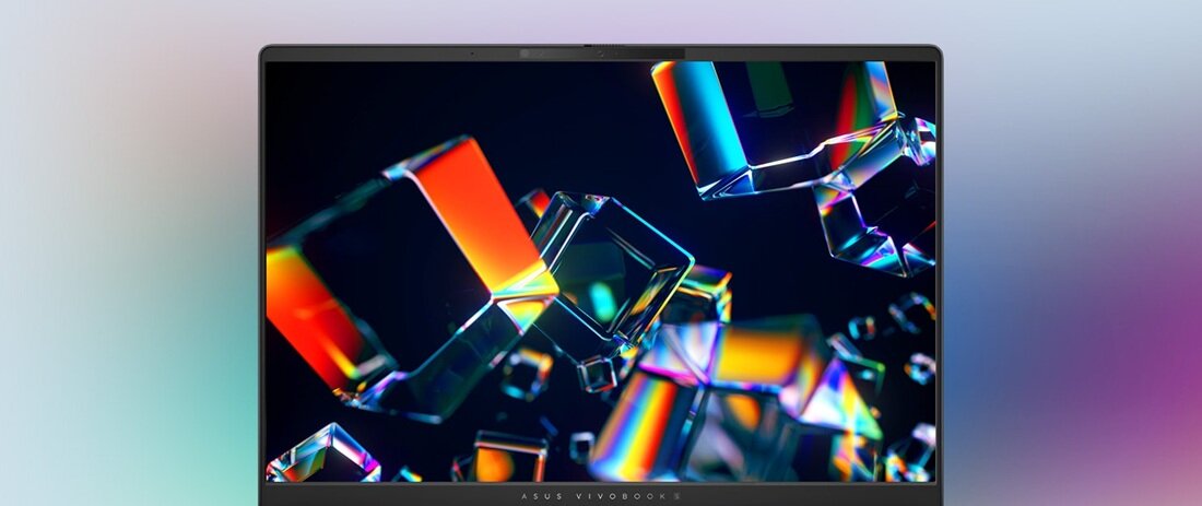 Otwarty laptop ASUS VivoBook S 14 na czarnym tle z dużym, kolorowym napisem 3K 120Hz nad ekranem; na wyświetlaczu dynamiczna, abstrakcyjna grafika z kolorowymi, geometrycznymi kryształami, pod ekranem logo ASUS VIVOBOOK. - 14-calowy wyświetlacz OLED