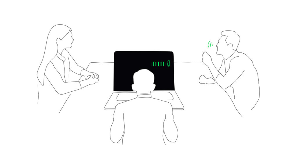 Ilustracja – trzy osoby siedzą przy stole, naprzeciwko nich otwarty laptop z czarnym ekranem i zielonym wskaźnikiem poziomu dźwięku; jedna z osób mówi, a komputer rejestruje jej głos, symbolizując tryb konferencyjny z kierunkowym mikrofonem. - konferencyjne z jednym prezenterem